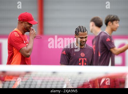 MÜNCHEN – 17. JULI: Trainer Vincent Kompany von Bayern München mit Serge Gnabry von Bayern München während eines Trainings am 17. Juli 2024 auf dem Trainingsgelände Saebener Straße in München. © diebilderwelt / Alamy Live News Stockfoto