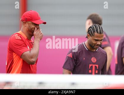 MÜNCHEN – 17. JULI: Trainer Vincent Kompany von Bayern München mit Serge Gnabry von Bayern München während eines Trainings am 17. Juli 2024 auf dem Trainingsgelände Saebener Straße in München. © diebilderwelt / Alamy Live News Stockfoto
