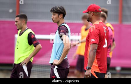 MÜNCHEN – 17. JULI: Hiroki Ito von Bayern München mit Coach Vincent Kompany von Bayern München während eines Trainings am 17. Juli 2024 auf dem Trainingsgelände Saebener Straße in München. © diebilderwelt / Alamy Live News Stockfoto