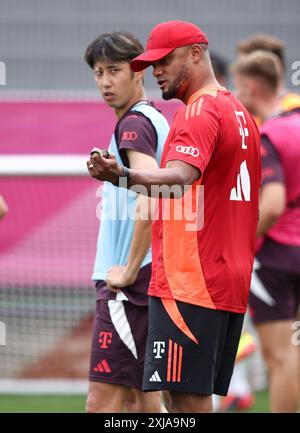 MÜNCHEN – 17. JULI: Hiroki Ito von Bayern München mit Coach Vincent Kompany von Bayern München während eines Trainings am 17. Juli 2024 auf dem Trainingsgelände Saebener Straße in München. © diebilderwelt / Alamy Live News Stockfoto