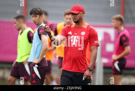 MÜNCHEN – 17. JULI: Hiroki Ito von Bayern München mit Coach Vincent Kompany von Bayern München während eines Trainings am 17. Juli 2024 auf dem Trainingsgelände Saebener Straße in München. © diebilderwelt / Alamy Live News Stockfoto