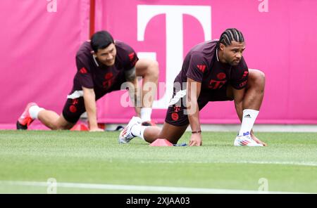 MÜNCHEN - 17. JULI: Serge Gnabry von Bayern München, Min Jae Kim vom FC Bayern München während eines Trainings am 17. Juli 2024 auf dem Trainingsgelände Saebener Straße in München. © diebilderwelt / Alamy Live News Stockfoto