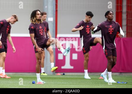 MÜNCHEN – 17. JULI: Sacha Boey von Bayern München, Mathys Tel vom FC Bayern München während eines Trainings am 17. Juli 2024 auf dem Trainingsgelände Saebener Straße in München. © diebilderwelt / Alamy Live News Stockfoto