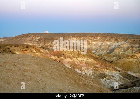 Vollmondmond, der über der Negev-Wüste aufsteigt, fotografiert am Havarim-Fluss (nahe Kibbutz Sde Boker), Israel Stockfoto