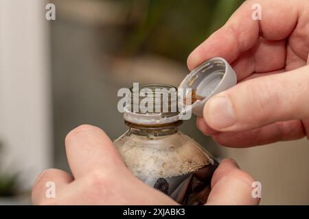 Torquay, Großbritannien. Juli 2024. In der EU tritt offiziell eine neue Anforderung für eine Kabelkonstruktion für Kunststoffverschlüsse auf Getränkeflaschen in Kraft. Autor: Thomas Faull/Alamy Live News Stockfoto
