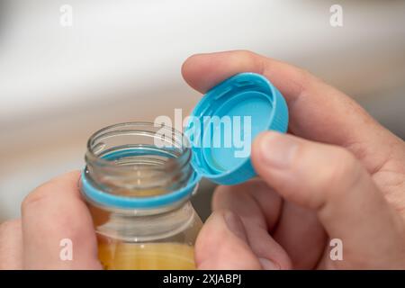 Torquay, Großbritannien. Juli 2024. In der EU tritt offiziell eine neue Anforderung für eine Kabelkonstruktion für Kunststoffverschlüsse auf Getränkeflaschen in Kraft. Autor: Thomas Faull/Alamy Live News Stockfoto