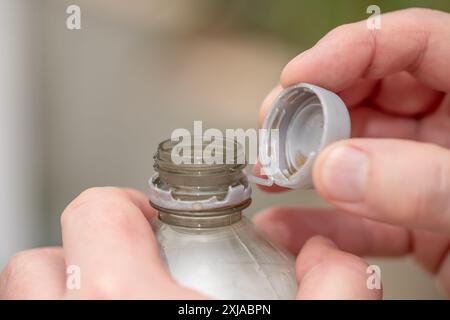 Torquay, Großbritannien. Juli 2024. In der EU tritt offiziell eine neue Anforderung für eine Kabelkonstruktion für Kunststoffverschlüsse auf Getränkeflaschen in Kraft. Autor: Thomas Faull/Alamy Live News Stockfoto