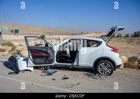 Verlassenes Auto wurde von den meisten Teilen entfernt, nachdem es nach einem Unfall am Straßenrand gelassen wurde. Fotografiert in der Negev-Wüste Israel Stockfoto