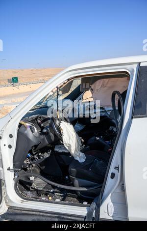 Verlassenes Auto wurde von den meisten Teilen entfernt, nachdem es nach einem Unfall am Straßenrand gelassen wurde. Fotografiert in der Negev-Wüste Israel Stockfoto