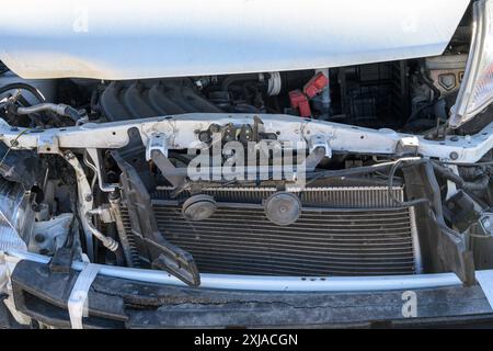 Verlassenes Auto wurde von den meisten Teilen entfernt, nachdem es nach einem Unfall am Straßenrand gelassen wurde. Fotografiert in der Negev-Wüste Israel Stockfoto