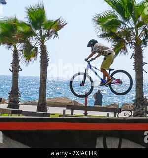 Ein Junge, der einen Stunt mit einem Fahrrad in einem Skatepark in Tel Aviv, Israel, aufführt Stockfoto