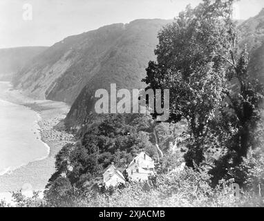 Ein Blick entlang der Küste mit Klippen, Stränden und Häusern. Clovelly, Devon. Dieses Foto stammt von einem edwardianischen Original, um 1910. Das Original war Teil eines Albums von 150 Albumenfotos von unterschiedlicher Qualität, von denen ich viele fotografiert habe. Die Sammlung enthielt Bilder vor allem von der Isle of man und der englischen Grafschaft Devonshire. Anmerkungen waren im Album enthalten, aber leider gab es keine genauen Daten. Die Originalfotos waren durchschnittlich 6 x 4 ½ Zoll. Stockfoto