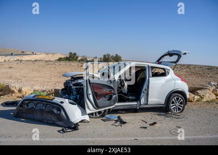 Verlassenes Auto wurde von den meisten Teilen entfernt, nachdem es nach einem Unfall am Straßenrand gelassen wurde. Fotografiert in der Negev-Wüste Israel Stockfoto