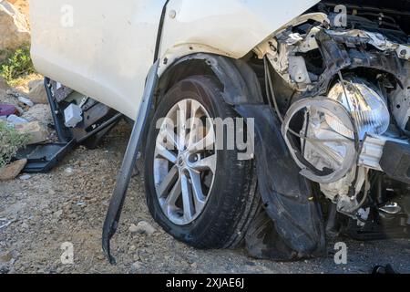 Verlassenes Auto wurde von den meisten Teilen entfernt, nachdem es nach einem Unfall am Straßenrand gelassen wurde. Fotografiert in der Negev-Wüste Israel Stockfoto