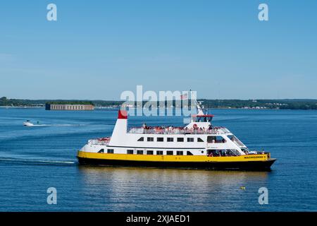 Die Peaks Island Ferry nähert sich der Peaks Island, Maine und Fort Gorges in der Casco Bay Stockfoto