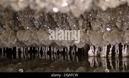 Kristallisiertes Salz im Inneren einer Salzhöhle in Mount Sodom, Totes Meer, Israel Stockfoto