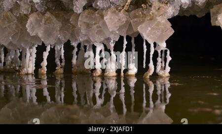 Kristallisiertes Salz im Inneren einer Salzhöhle in Mount Sodom, Totes Meer, Israel Stockfoto