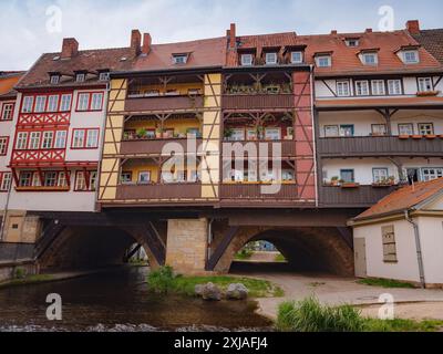 Erfurt, Deutschland - 21. Mai 2023: Kaufmannsbrücke, Kraemerbrücke in Erfurt. Sie wurde 1325 erbaut. Die einzige Brücke nördlich der Alpen, die komplett mit Häusern überbaut ist Stockfoto