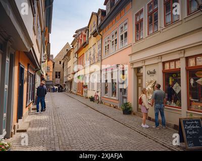 Erfurt, Deutschland - 21. Mai 2023: Gasse auf der Kaufmannbrücke, Kraemerbrücke in Erfurt. Sie wurde 1325 erbaut. Die einzige Brücke nördlich der Alpen, die komplett mit Häusern überbaut ist Stockfoto