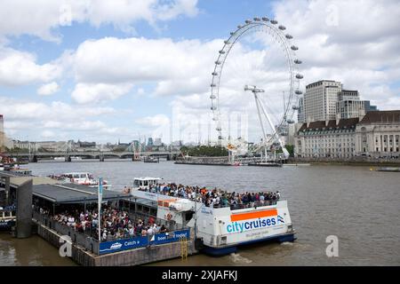 Die Leute warten in London an und warten auf eine Bootsfahrt, da viele Touristen während der Sommerferien die Hauptstadt besuchen werden. Stockfoto