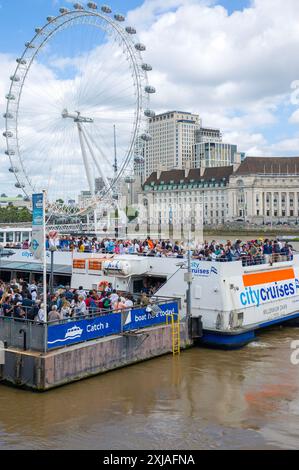 Die Leute warten in London an und warten auf eine Bootsfahrt, da viele Touristen während der Sommerferien die Hauptstadt besuchen werden. Stockfoto