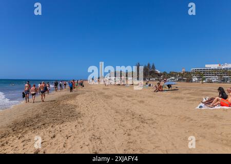 Gran Canaria, Spanien - 20. März 2024: Besucher besuchen den Strand Playa Ingles in Maspalomas, Gran Canaria. Spanien Stockfoto