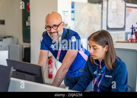 Paris, Frankreich. Juli 2024. Mitarbeiter arbeiten am 17. Juli 2024 im Organisationskomitee von Paris 2024 im MOC (Main Operation Center). Quelle: Sun Fei/Xinhua/Alamy Live News Stockfoto