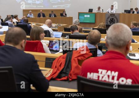 Dieses Bild zeigt eine Sitzung der Kommission für Wirtschaft und der Kommission für soziale Angelegenheiten, Arbeit und Pensionen im bundesparlament, am Mittwoch, den 17. Juli 2024, in Brüssel. Während der Sitzung findet ein Gedankenaustausch mit den Ministern und eine Anhörung mit Vertretern des ACV, des ABVV, des ACLVB und der Agoria über die angekündigte Umstrukturierung bei Audi Brüssel statt. Audi Brussels kündigte Pläne zur Umstrukturierung des Werks in der Gemeinde Vorst/Forest in Brüssel an, mindestens 1,500 Arbeitsplätze sind vom Abbau bedroht. BELGA FOTO NICOLAS MAETERLINCK Stockfoto