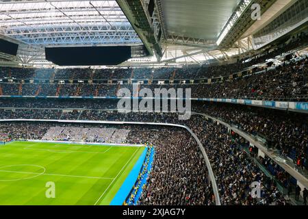 Ein voller Innenraum des Stadions Santiago Bernabeu während eines Spiels in der La Liga Real Madrid gegen Almeria am 21. Januar 2024 gewann Real Madrid 3-2 Madrid Spanien Stockfoto