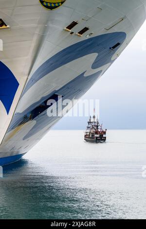 Coquimbo, Chile - 15. März 2019: Modernes Kreuzfahrtschiff überragt ein klassisches Segelboot. Stockfoto