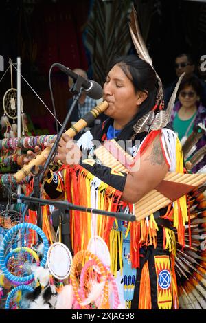 Coquimbo, Chile – 15. März 2019: Ein Musiker in traditioneller Kleidung spielt auf dem lokalen Markt Panflöte. Stockfoto