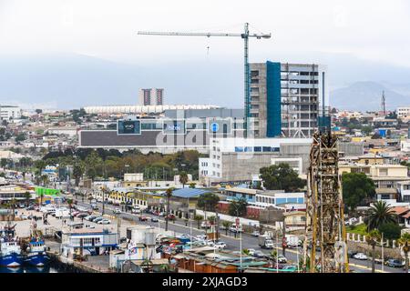 Coquimbo, Chile - 15. März 2019: Stadterweiterung mit Baukränen, die die Skyline im Verkehr dominieren. Stockfoto