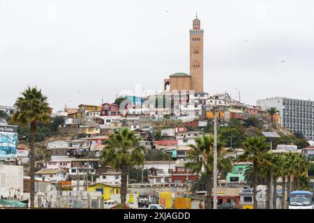 Coquimbo, Chile - 15. März 2019: Lebhafte Häuser am Hügel unter dem berühmten Coquimbo-Turm. Stockfoto