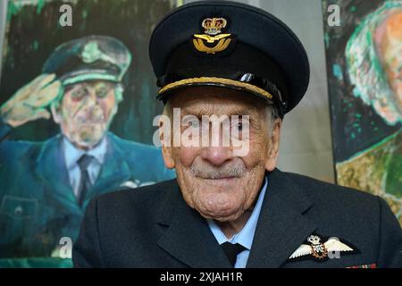 Der letzte bekannte Pilot der Schlacht um Großbritannien, Group Captain John 'Paddy' Hemingway DFC, feiert seinen 105. Geburtstag und die Enthüllung von Porträts des britischen Künstlers Dan Llywelyn Hall in der britischen Botschaft in Dublin, Irland. Bilddatum: Mittwoch, 17. Juli 2024. Stockfoto