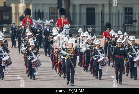 Westminster, London, Großbritannien. Juli 2024. König Karl III. Nimmt an der Eröffnung des Parlaments Teil und präsentiert die Rede des Königs, die formell die neue Parlamentssitzung markiert. Die Zeremonie ist umgeben von Pomp, Tradition und Farbe. Die Band der Royal Marines verlässt Wellington Barracks zur Zeremonie. Quelle: Malcolm Park/Alamy Live News Stockfoto