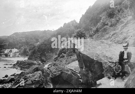 Eine Dame und ein Kind in einer felsigen Landschaft in der Nähe von Babbacombe, Torquay, Devon. Dieses Foto stammt von einem edwardianischen Original, um 1910. Das Original war Teil eines Albums von 150 Albumenfotos von unterschiedlicher Qualität, von denen ich viele fotografiert habe. Die Sammlung enthielt Bilder vor allem von der Isle of man und der englischen Grafschaft Devonshire. Anmerkungen waren im Album enthalten, aber leider gab es keine genauen Daten. Die Originalfotos waren durchschnittlich 6 x 4 ½ Zoll. Stockfoto