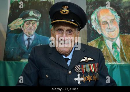 Der letzte bekannte Pilot der Schlacht um Großbritannien, Group Captain John 'Paddy' Hemingway DFC, feiert seinen 105. Geburtstag und die Enthüllung von Porträts des britischen Künstlers Dan Llywelyn Hall in der britischen Botschaft in Dublin, Irland. Bilddatum: Mittwoch, 17. Juli 2024. Stockfoto