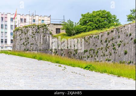 Blick auf die Seite der Burg in Tepelena, Albanien im Sommer Stockfoto