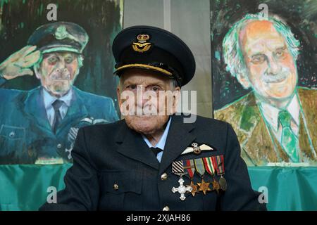 Der letzte bekannte Pilot der Schlacht um Großbritannien, Group Captain John 'Paddy' Hemingway DFC, feiert seinen 105. Geburtstag und die Enthüllung von Porträts des britischen Künstlers Dan Llywelyn Hall in der britischen Botschaft in Dublin, Irland. Bilddatum: Mittwoch, 17. Juli 2024. Stockfoto