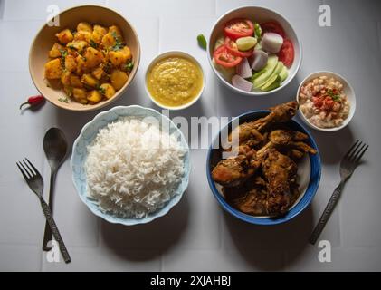 Indische Mittagsgerichte, nicht veg Hauptgericht Reis, Huhn, Dal, Gemüse und Salat. Stockfoto