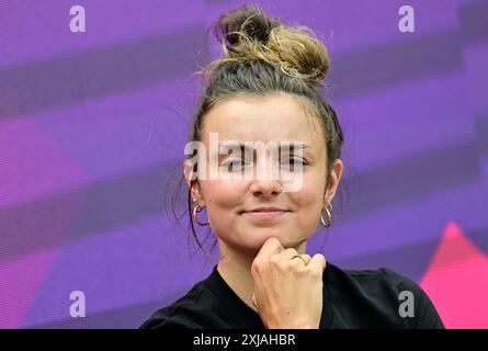 Prag, Tschechische Republik. Juli 2024. Die tschechische Slalomkanufahrerin Antonie Galuskova nimmt am 17. Juli 2024 in Prag, Tschechien, an einer Pressekonferenz Teil, in der es um die Abreise ausgewählter tschechischer Athleten zu den Olympischen Spielen in Paris geht. Quelle: Roman Vondrous/CTK Photo/Alamy Live News Stockfoto