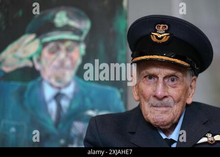 Der letzte bekannte Pilot der Schlacht um Großbritannien, Group Captain John 'Paddy' Hemingway DFC, feiert seinen 105. Geburtstag und die Enthüllung von Porträts des britischen Künstlers Dan Llywelyn Hall in der britischen Botschaft in Dublin, Irland. Bilddatum: Mittwoch, 17. Juli 2024. Stockfoto