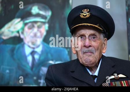 Der letzte bekannte Pilot der Schlacht um Großbritannien, Group Captain John 'Paddy' Hemingway DFC, feiert seinen 105. Geburtstag und die Enthüllung von Porträts des britischen Künstlers Dan Llywelyn Hall in der britischen Botschaft in Dublin, Irland. Bilddatum: Mittwoch, 17. Juli 2024. Stockfoto