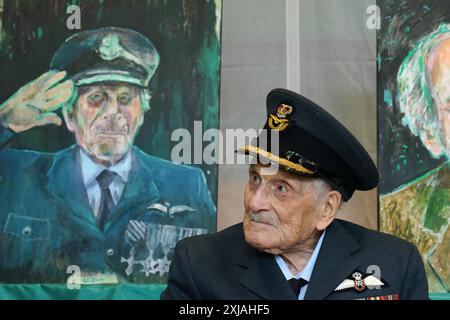 Der letzte bekannte Pilot der Schlacht um Großbritannien, Group Captain John 'Paddy' Hemingway DFC, feiert seinen 105. Geburtstag und die Enthüllung von Porträts des britischen Künstlers Dan Llywelyn Hall in der britischen Botschaft in Dublin, Irland. Bilddatum: Mittwoch, 17. Juli 2024. Stockfoto