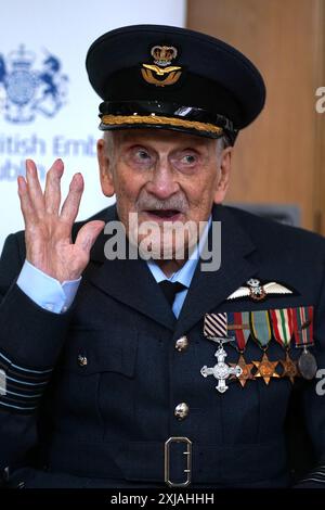 Der letzte bekannte Pilot der Schlacht um Großbritannien, Group Captain John 'Paddy' Hemingway DFC, feiert seinen 105. Geburtstag und die Enthüllung von Porträts des britischen Künstlers Dan Llywelyn Hall in der britischen Botschaft in Dublin, Irland. Bilddatum: Mittwoch, 17. Juli 2024. Stockfoto