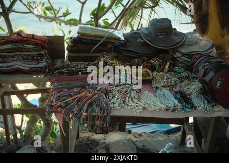 Pecatu, Bali, Indonesien - 15. Juli 2024: Souvenirstände wie Accessoires, Armbänder, Ketten, Hüte und traditionelle Stoffe, die von Loca verkauft werden Stockfoto