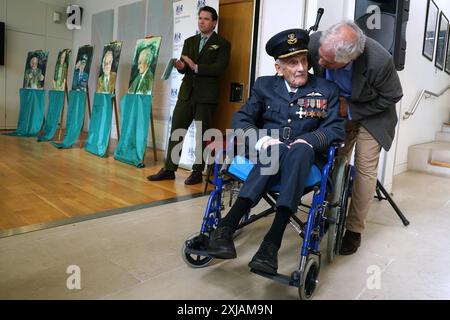 Der letzte bekannte Pilot der Schlacht um Großbritannien, Group Captain John 'Paddy' Hemingway DFC, feiert seinen 105. Geburtstag und die Enthüllung von Porträts des britischen Künstlers Dan Llywelyn Hall in der britischen Botschaft in Dublin, Irland. Bilddatum: Mittwoch, 17. Juli 2024. Stockfoto