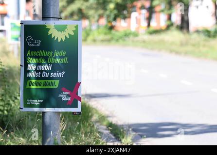 Wahlplakate 16.07.2024, Erfurt, Wahlplakate zur Landtagswahl am 01.09.2024 in Thüringen im Bild: Wahlplakat Buendnis 90/ die Gruenen - Anschluss jede Stunde. Ueberall. Wie mobil will du sein deine Wahl. *** Wahlplakate 16 07 2024, Erfurt, Wahlplakate für die Landtagswahl am 01 09 2024 in Thüringen im Bild Wahlplakat Buendnis 90 die Gruenen Verbindung jede Stunde überall wie mobil willst du deine Wahl sein Stockfoto