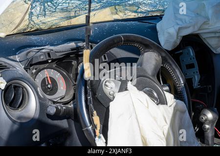 Verlassenes Auto wurde von den meisten Teilen entfernt, nachdem es nach einem Unfall am Straßenrand gelassen wurde. Fotografiert in der Negev-Wüste Israel Stockfoto