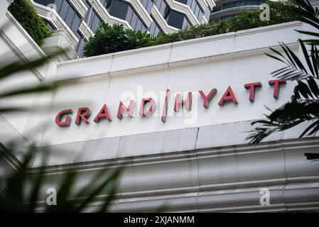 Bangkok, Thailand. Juli 2024. Ein Schild des Grand Hyatt Erawan Hotels, das in ihrem Hotel zu sehen ist. Sechs (6) Vietnamesen (2 davon hatten die amerikanische Staatsbürgerschaft und 4 vietnamesische Staatsbürger) wurden tot in einem Hotelzimmer des Grand Hyatt Erawan Hotels im Zentrum von Bangkok aufgefunden. Am späten Abend des 16. Juli 2024 und am 17. Juli 2024 zeigten die ersten Autopsieergebnisse Spuren von Zyanid und fanden Zyanid im Blut aller sechs Leichen. Quelle: SOPA Images Limited/Alamy Live News Stockfoto